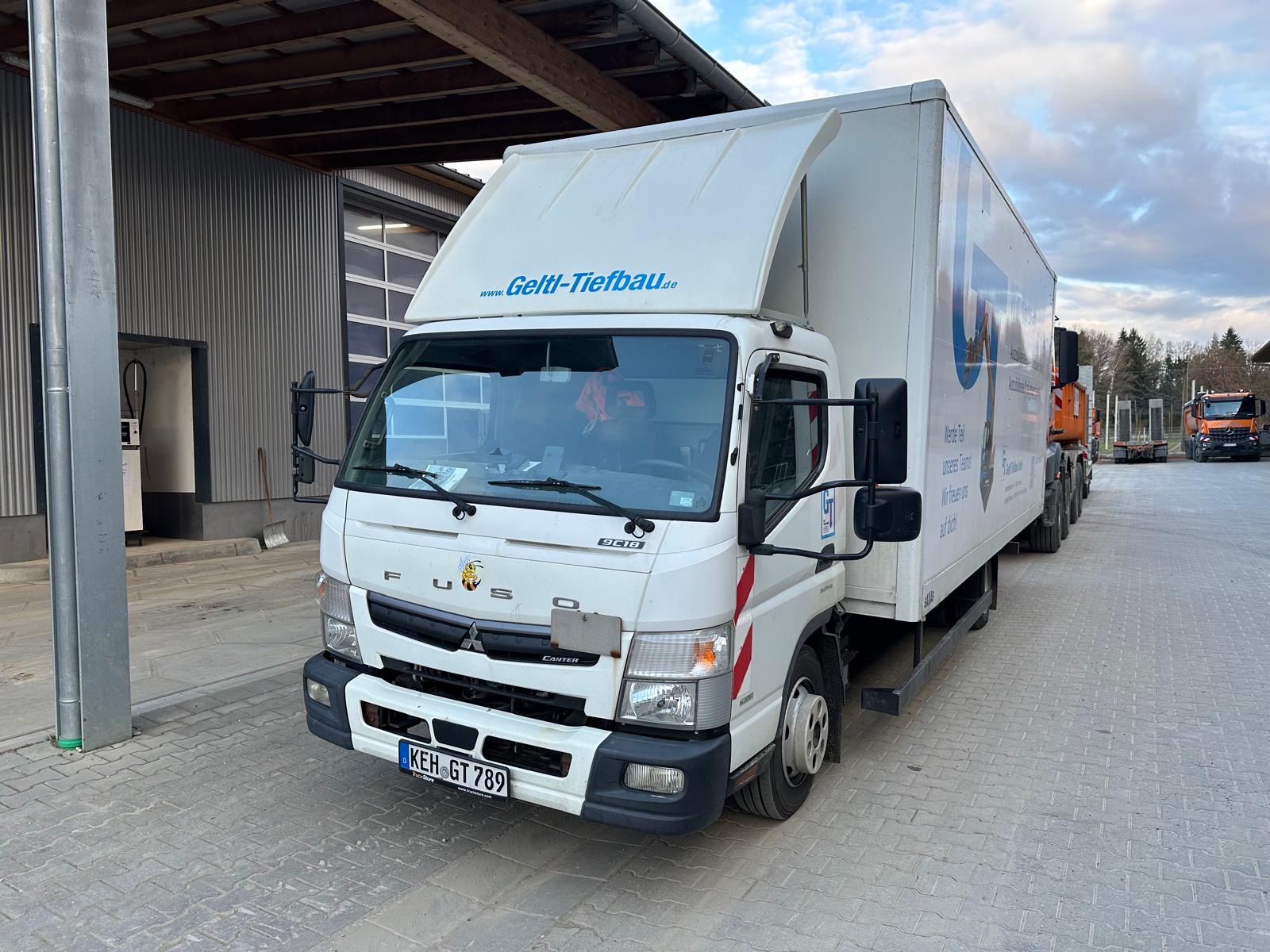 Weißer LKW Vorne