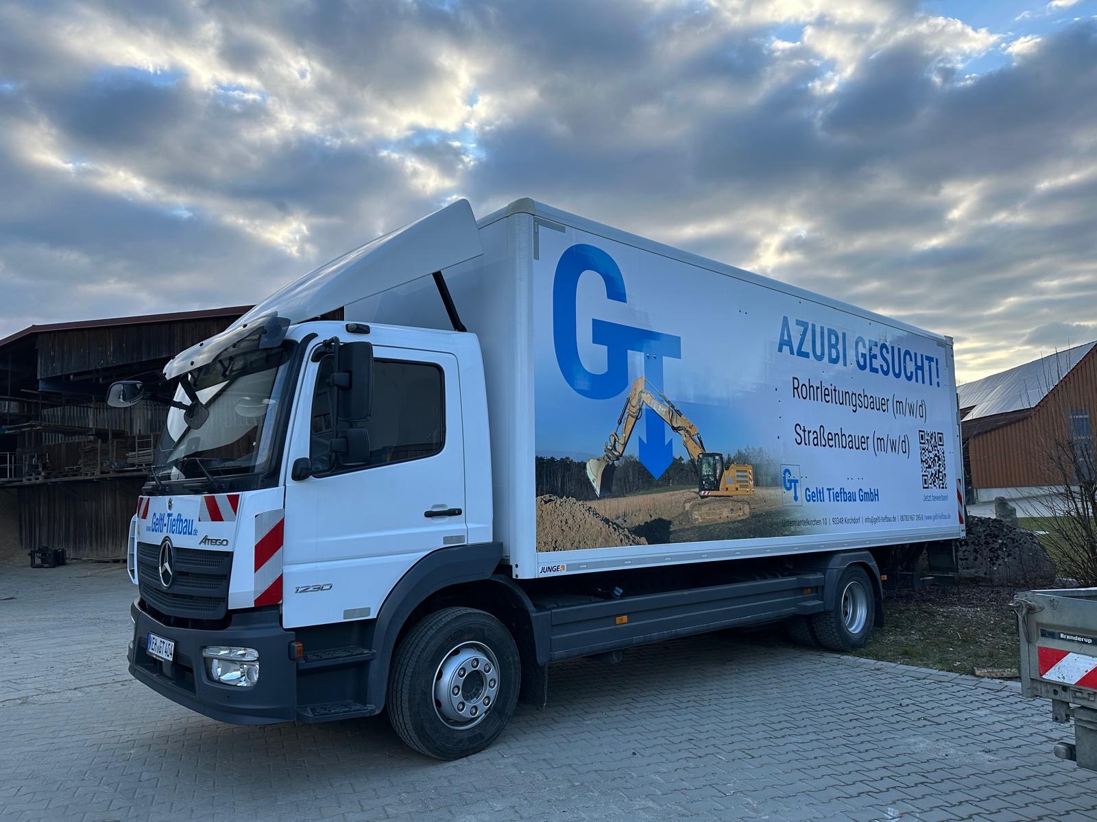 Weißer LKW seitlich