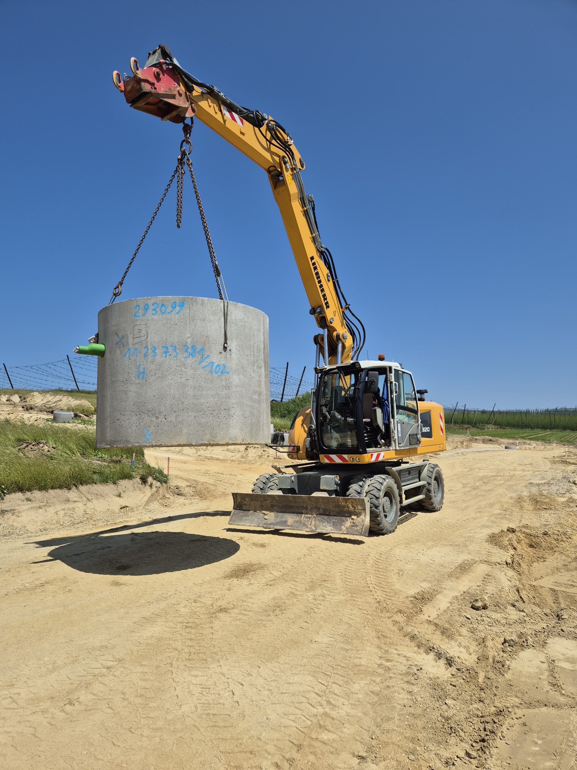 Bagger hebt Kanal